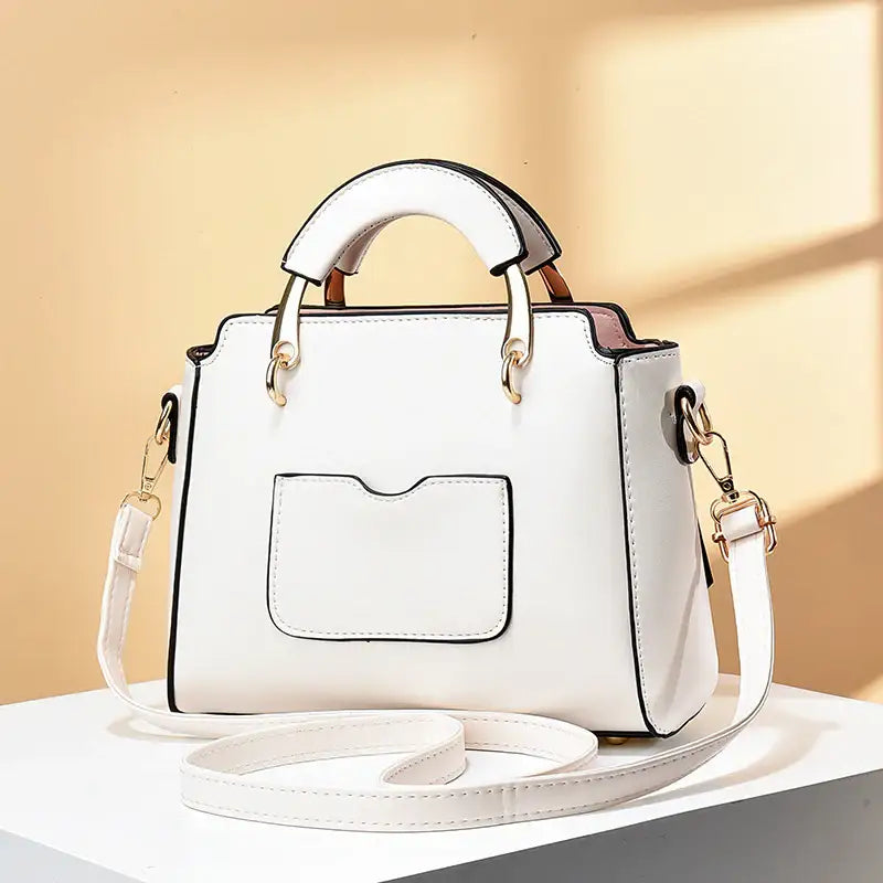 Weiße Handtasche mit Henkel, Umhängeriemen und eleganten Details. IsabellBoutique030
