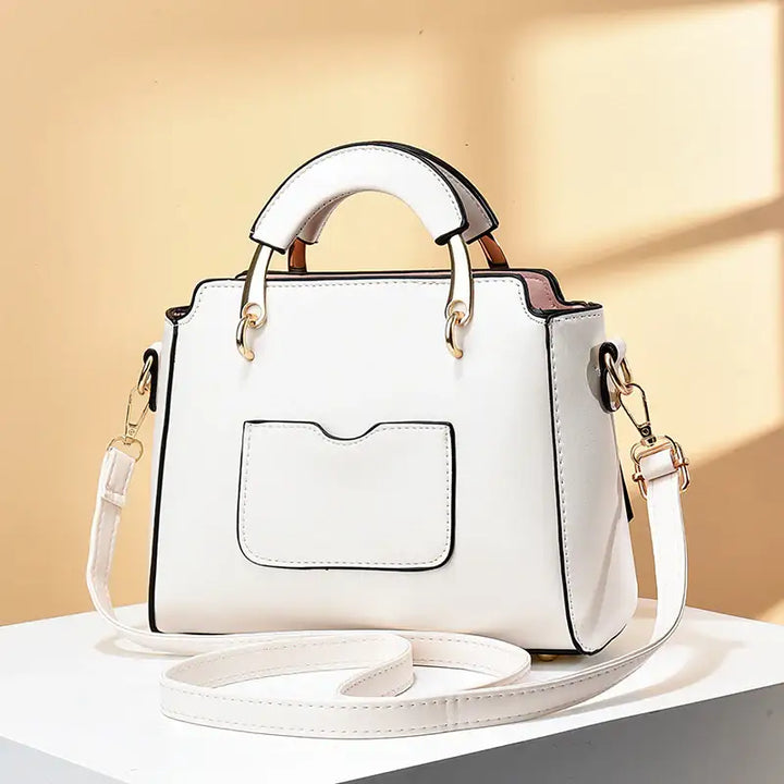 Weiße Handtasche mit Henkel, Umhängeriemen und eleganten Details. IsabellBoutique030