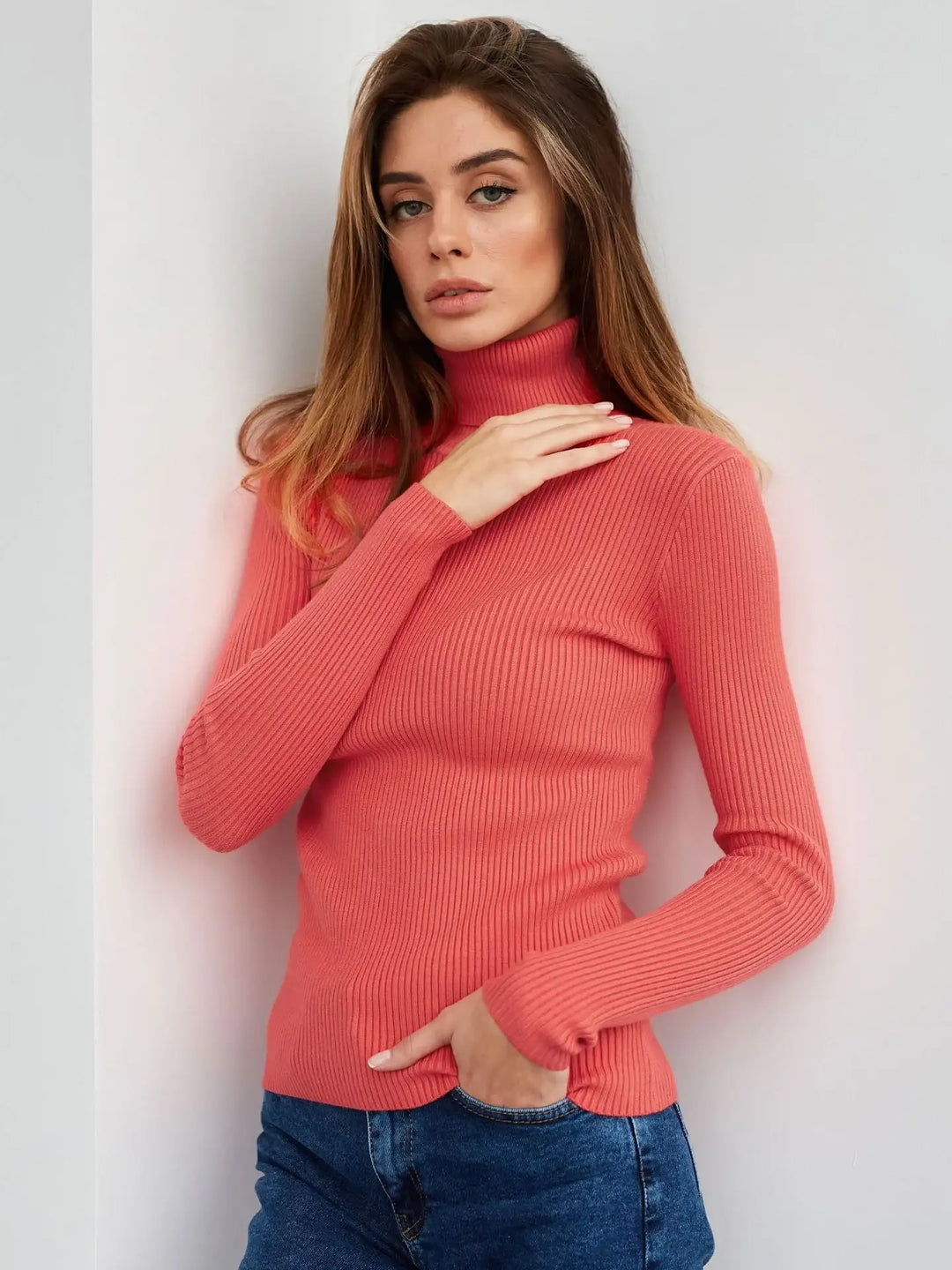 Rippstrick Rollkragenpullover in Koralle mit Jeanshose bei IsabellBoutique030