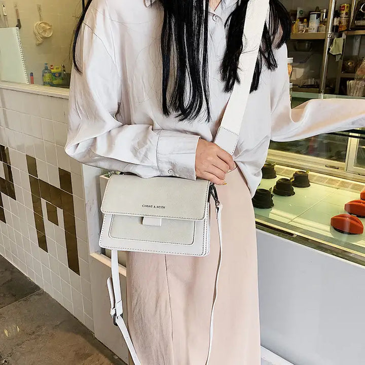 Kleine Umhängetasche im Kontrastfarben-Design (quadratisch) - Damenmode online kaufen | Isabell Boutique