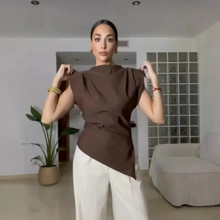 Modische braune Bluse mit asymmetrischem Schnitt, weiße Hose. Damenmode bei IsabellBoutique030.