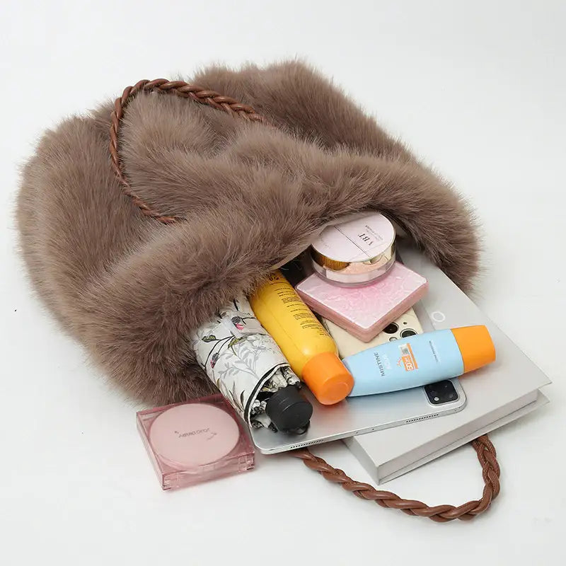 Neue Hochwertige Plüsch Schultertasche mit Faltenoptik in Kunst-Fuchsfell Design - Damenmode online kaufen | Isabell Boutique