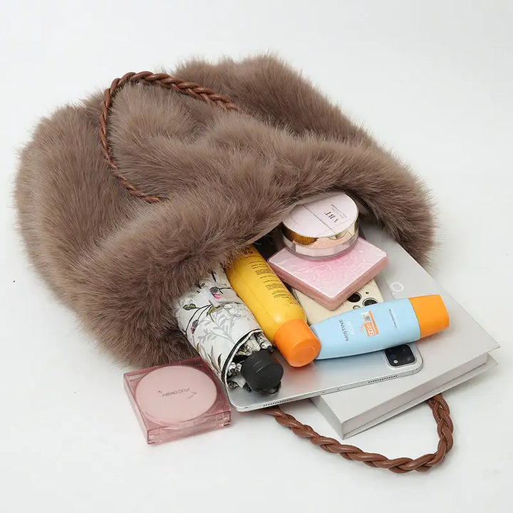 Neue Hochwertige Plüsch Schultertasche mit Faltenoptik in Kunst-Fuchsfell Design - Damenmode online kaufen | Isabell Boutique