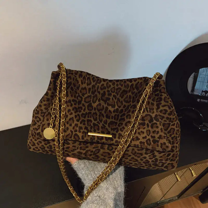 Elegante, vielseitige und geräumige Damen-Schultertasche im trendigen Leopardenmuster - Damenmode online kaufen | Isabell Boutique
