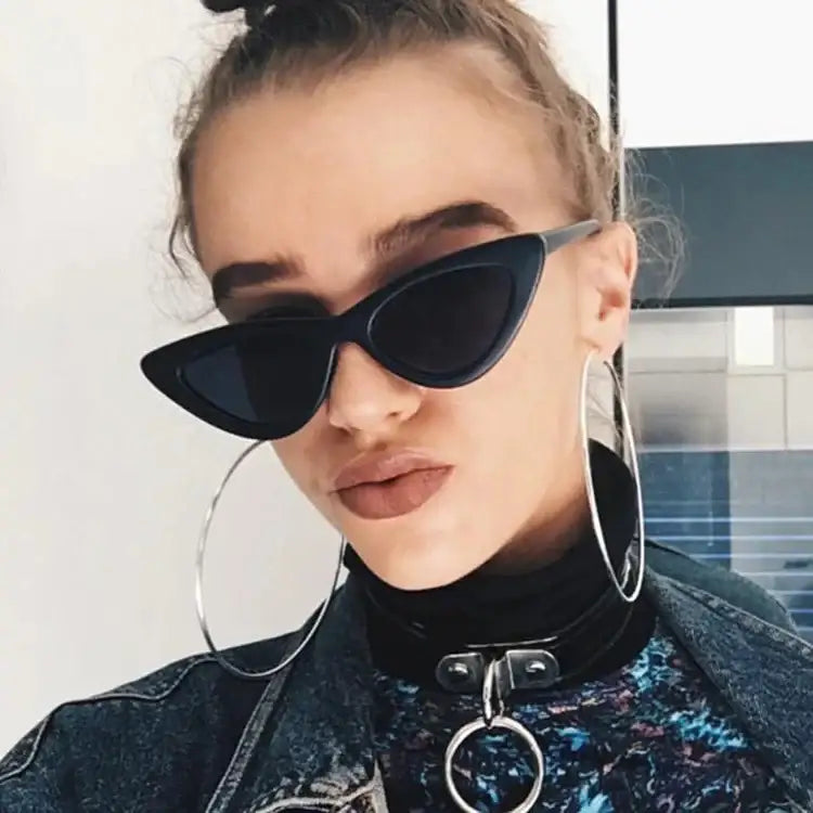 Schwarze Cat-Eye-Sonnenbrille mit Creolen, Jeansjacke. Entdecke Damenmode bei IsabellBoutique030.