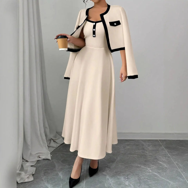 Elegantes cremefarbenes Kleid mit schwarzer Jacke, Trendmode bei IsabellBoutique030.
