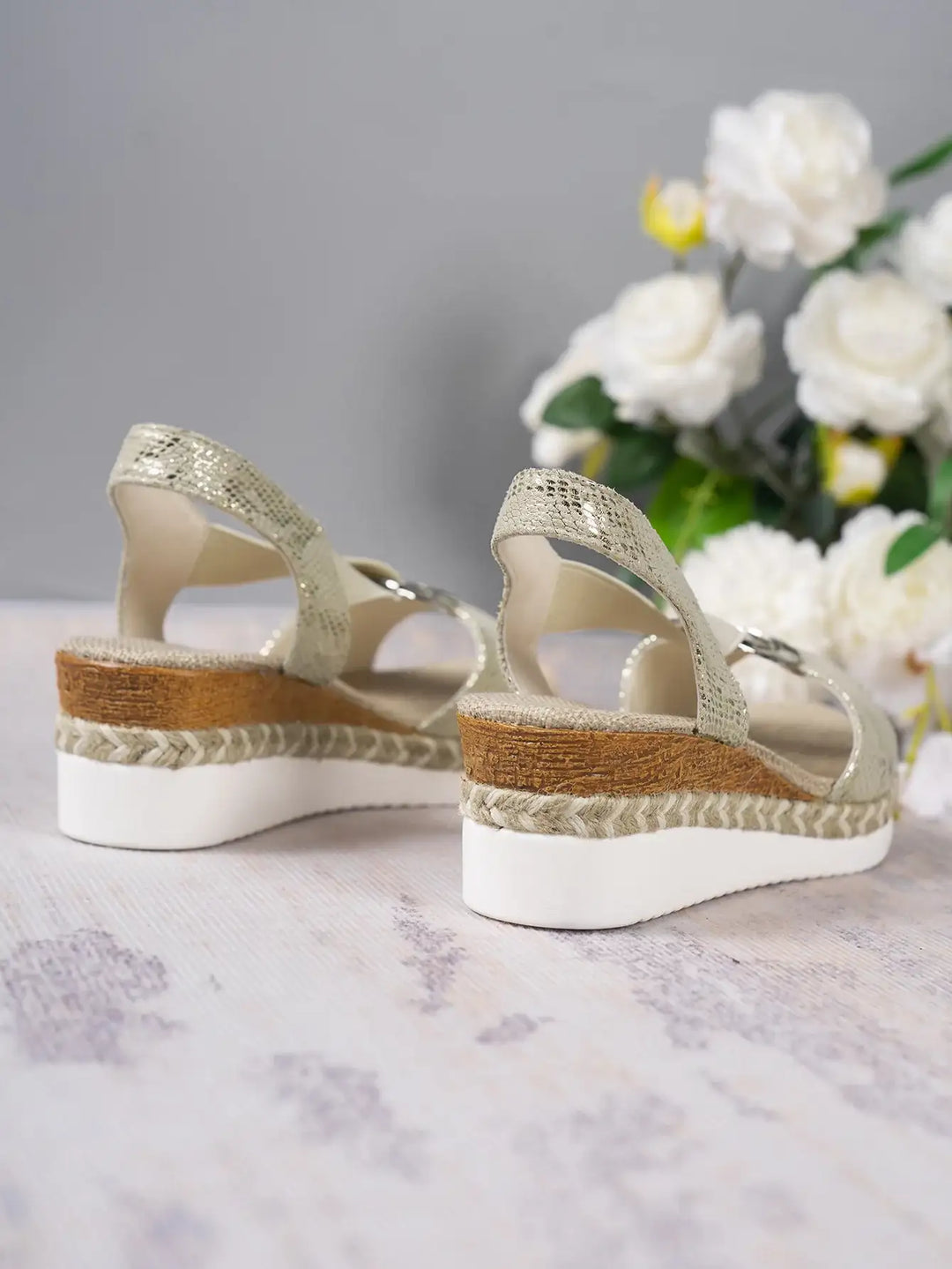 Sommerliche Damen Keilsandalen mit Hanfseil-Design und Peep-Toe - Damenmode online kaufen | Isabell Boutique