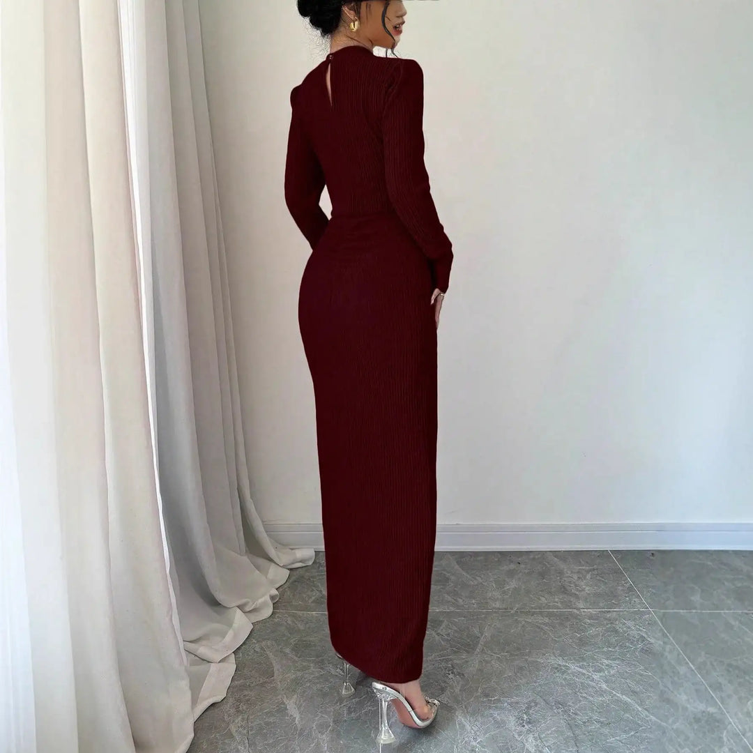 Figurbetontes Etuikleid mit Rundhalsausschnitt, taillierter Passform und Schlitz - Damenmode online kaufen | Isabell Boutique