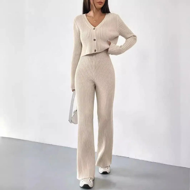 Einfarbiges, gestricktes Damen-Zweiteiler-Set mit V-Ausschnitt, kurzem Cardigan und Bootcut-Hose – vielseitige Freizeitmode für Damen - Damenmode online kaufen | Isabell Boutique