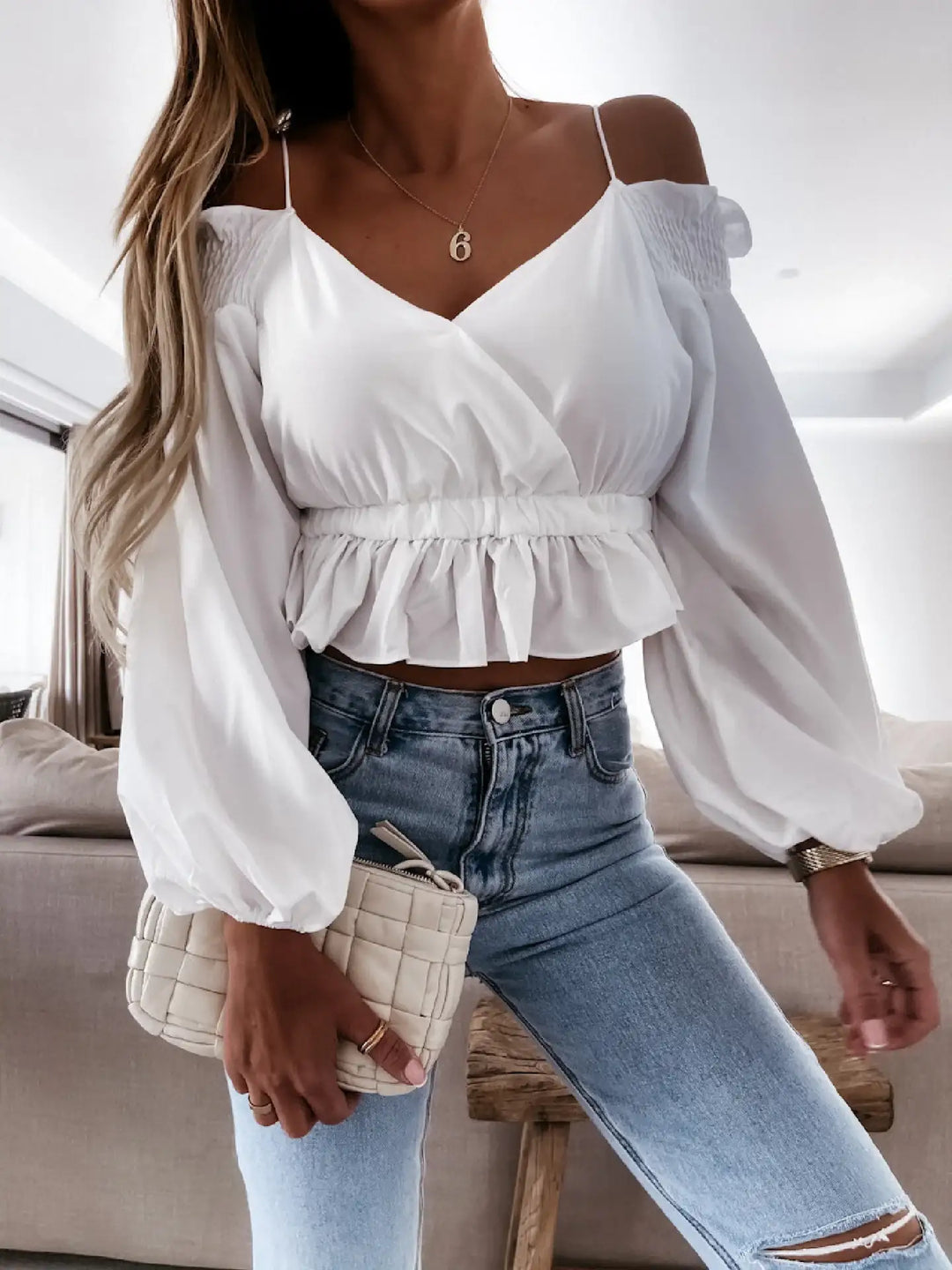 Weisses Off-Shoulder-Blusentop mit Puffärmeln, hellblaue Jeans. IsabellBoutique030