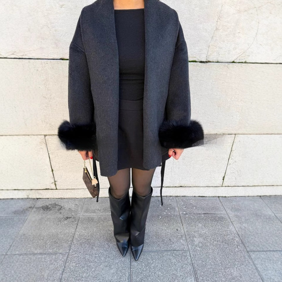 Grauer Oversize-Mantel mit schwarzen Pelzbesätzen, stilvolle Damenmode, IsabellBoutique030