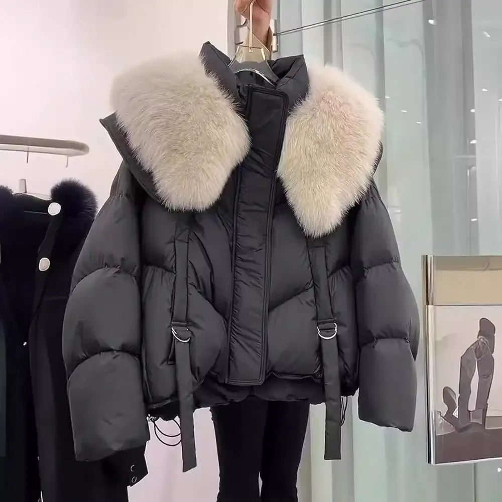 Schwarze Daunenjacke mit hellem Fellkragen, Wintermode, IsabellBoutique030