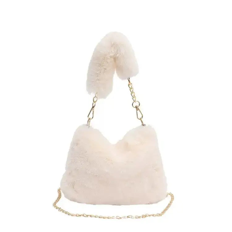 Cremefarbene Kunstfell Tasche mit goldener Kette. Damenmode bei IsabellBoutique030.