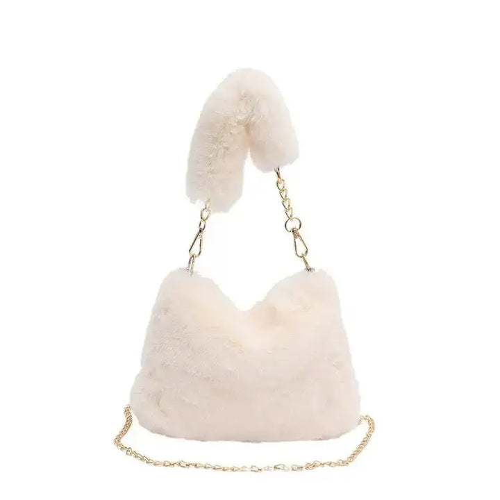 Cremefarbene Kunstfell Tasche mit goldener Kette. Damenmode bei IsabellBoutique030.
