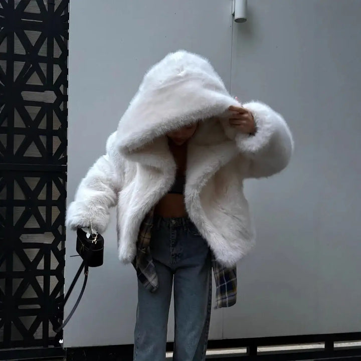 Weißer, flauschiger Kunstfellmantel mit Kapuze, Jeans. Damenmode bei IsabellBoutique030