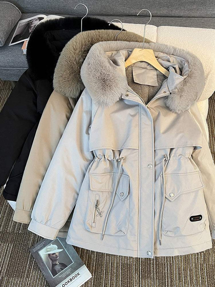Grauer Winterparka mit Pelzkragen, warm gefüttert. Warme Damenmode bei IsabellBoutique030.