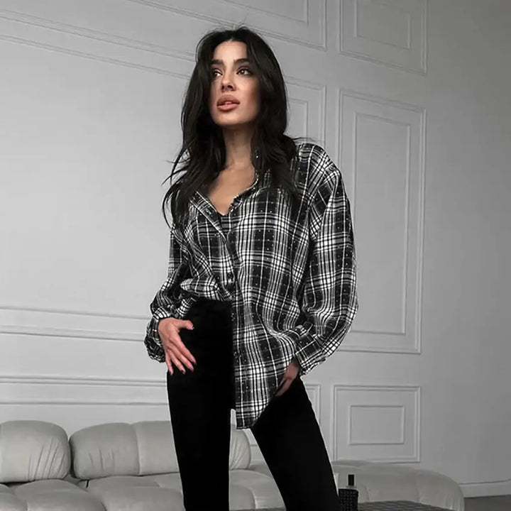 Schwarz-weiß karierte Hemdbluse, schwarze Hose, lässiger Stil, IsabellBoutique030