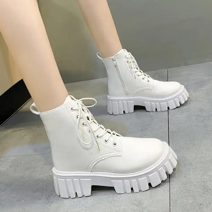 Damen Plateau-Stiefel mit Schnürung und seitlichem Reißverschluss - Damenmode online kaufen | Isabell Boutique