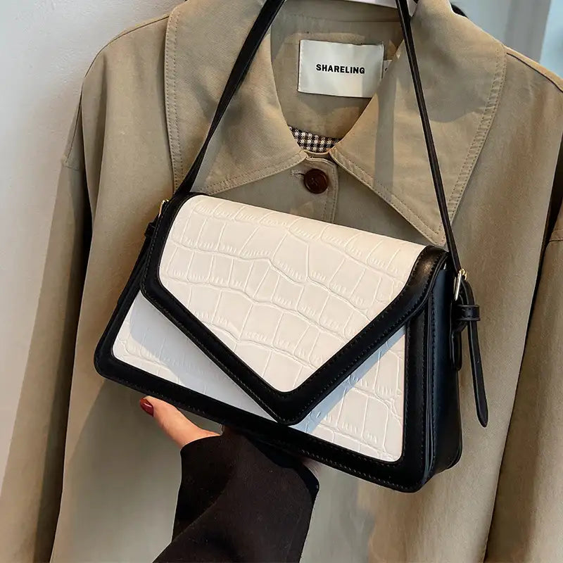Weiß-schwarze Schultertasche mit Krokodilmuster, stilvoll. IsabellBoutique030