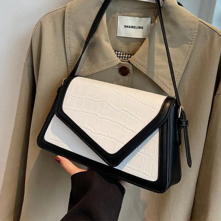 Weiß-schwarze Schultertasche mit Krokodilmuster, stilvoll. IsabellBoutique030