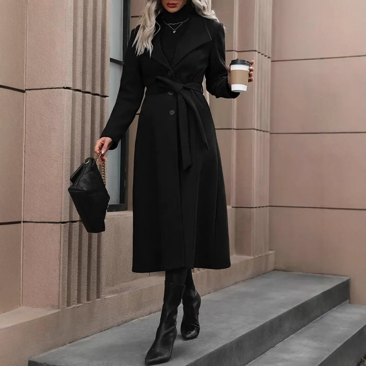 Schwarzer Mantel mit Gürtel, stilvoll kombiniert mit Stiefeln und Tasche, IsabellBoutique030