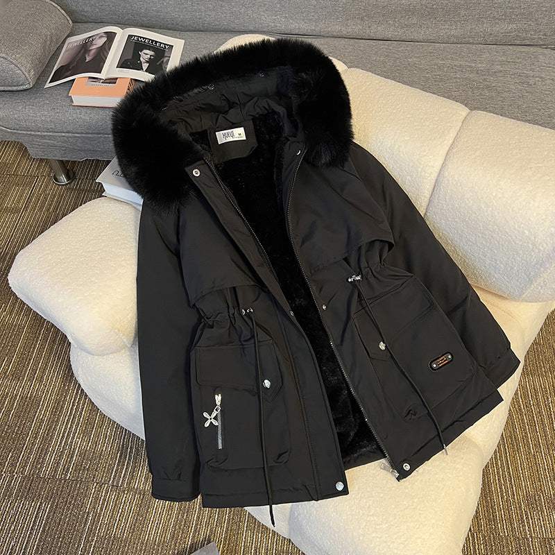Schwarze Winterjacke mit Kapuze und Fell, trendige Damenmode von IsabellBoutique030