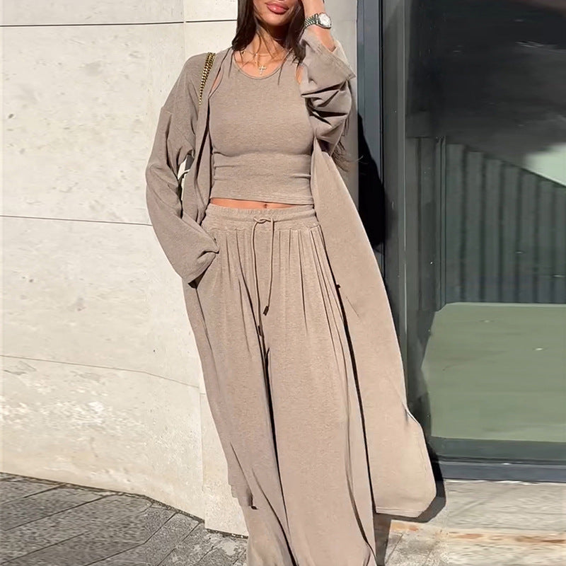 Das Ensemble besteht aus einem figurbetonten Top, einer locker fallenden Wide-Leg-Hose und einem passenden Cardigan für den kompletten Look.