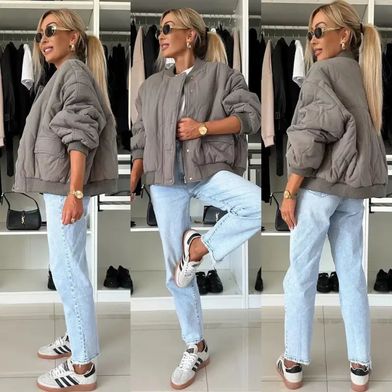 Graue gesteppte Bomberjacke, helle Jeans, Sneaker. Damenmode bei IsabellBoutique030.