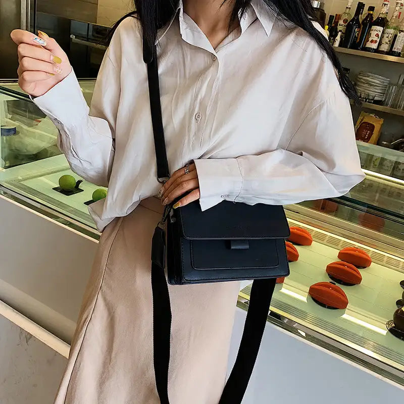 Kleine Umhängetasche im Kontrastfarben-Design (quadratisch) - Damenmode online kaufen | Isabell Boutique