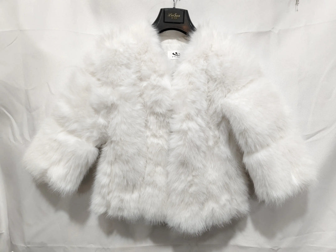 Weißer Fellmantel für Damen, flauschig, stilvoll. Entdecke Mode bei IsabellBoutique030.