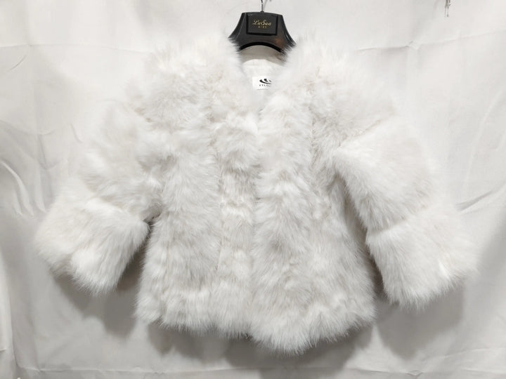 Weißer Fellmantel für Damen, flauschig, stilvoll. Entdecke Mode bei IsabellBoutique030.