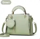 Grüne Handtasche mit Anhänger. Elegante Damenmode für IsabellBoutique030.