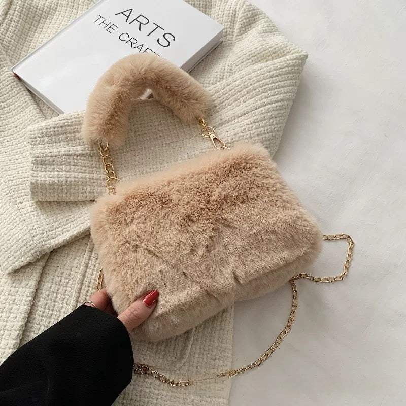 Beige Kunstpelz-Tasche mit goldener Kette, modernes Design, IsabellBoutique030
