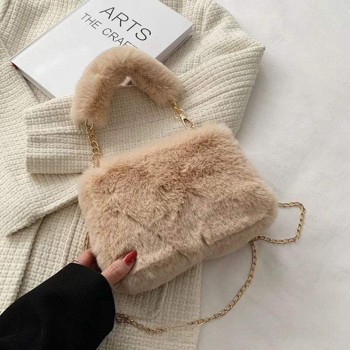 Beige Kunstpelz-Tasche mit goldener Kette, modernes Design, IsabellBoutique030