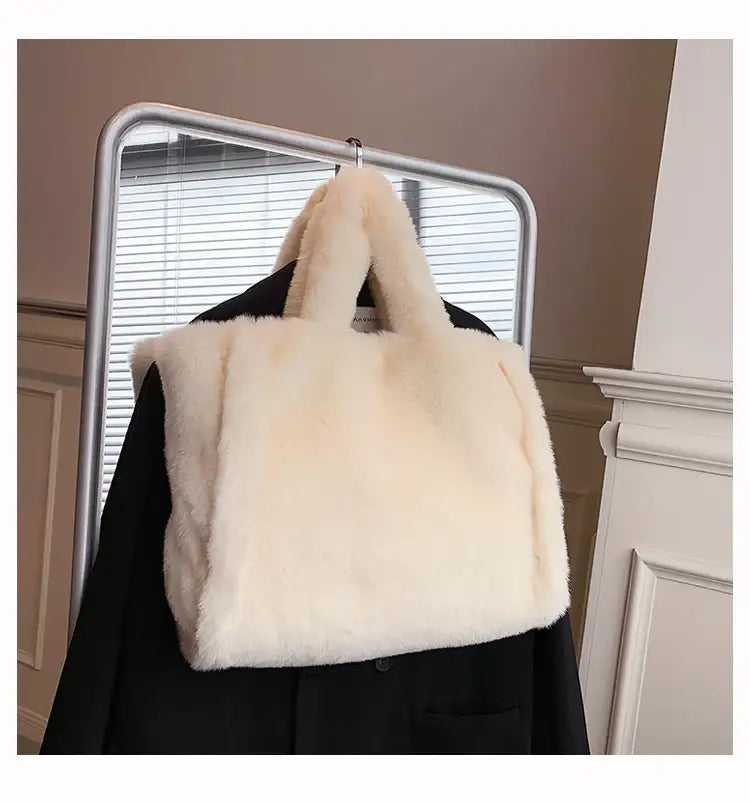 Wintertasche mit Kette – Plüsch Handtasche / Damen Schultertasche - Damenmode online kaufen | Isabell Boutique