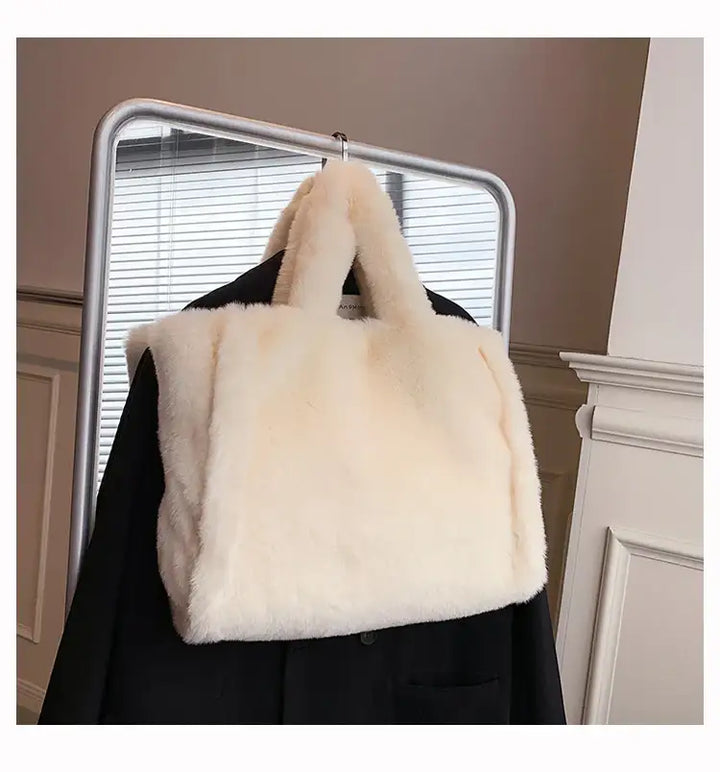 Wintertasche mit Kette – Plüsch Handtasche / Damen Schultertasche - Damenmode online kaufen | Isabell Boutique