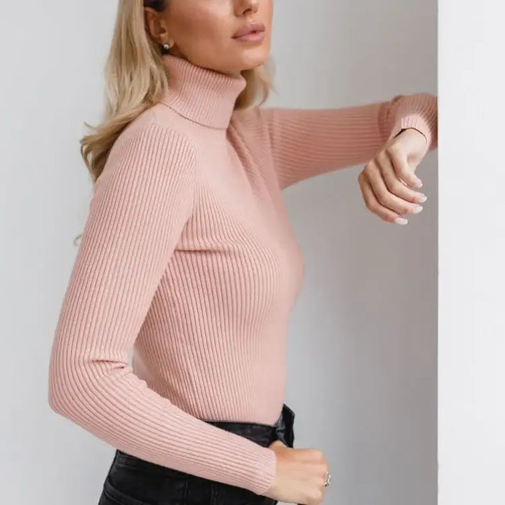 Rosa gerippter Rollkragenpullover, eng anliegend, mit schwarzer Hose. IsabellBoutique030