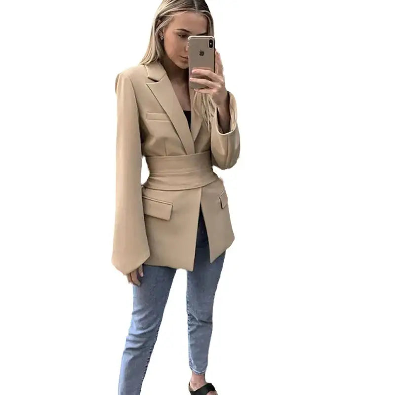 Beigefarbener Blazer mit Gürtel, Damenmode, trendiger Stil bei IsabellBoutique030