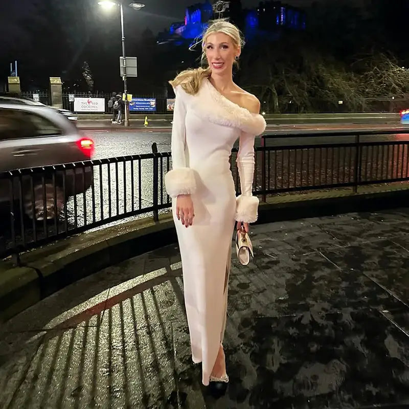 Einfarbiges, figurbetontes Weihnachtskleid mit schrägem Kragen und langen Ärmeln - Damenmode online kaufen | Isabell Boutique