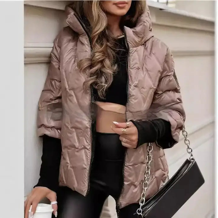 Beigefarbene Steppjacke mit Kapuze, schwarzes Oberteil, Lederhose. IsabellBoutique030