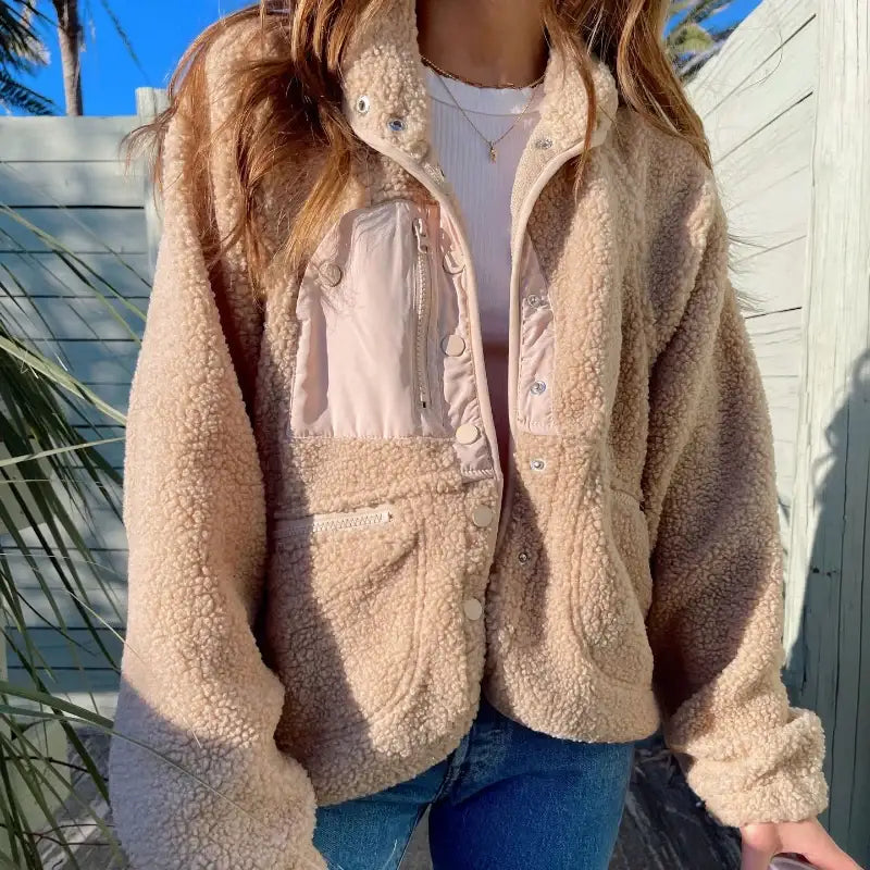 Beige Teddyjacke mit rosa Akzenten, Knopfleiste, Kapuze und Taschen. IsabellBoutique030