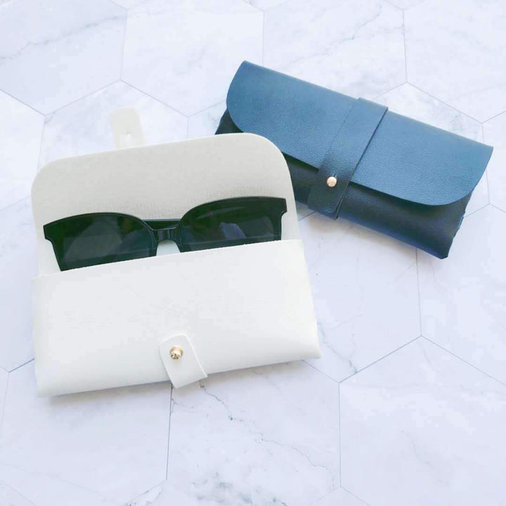 Schwarze Sonnenbrille in weißem Etui mit blauem Lederetui, IsabellBoutique030