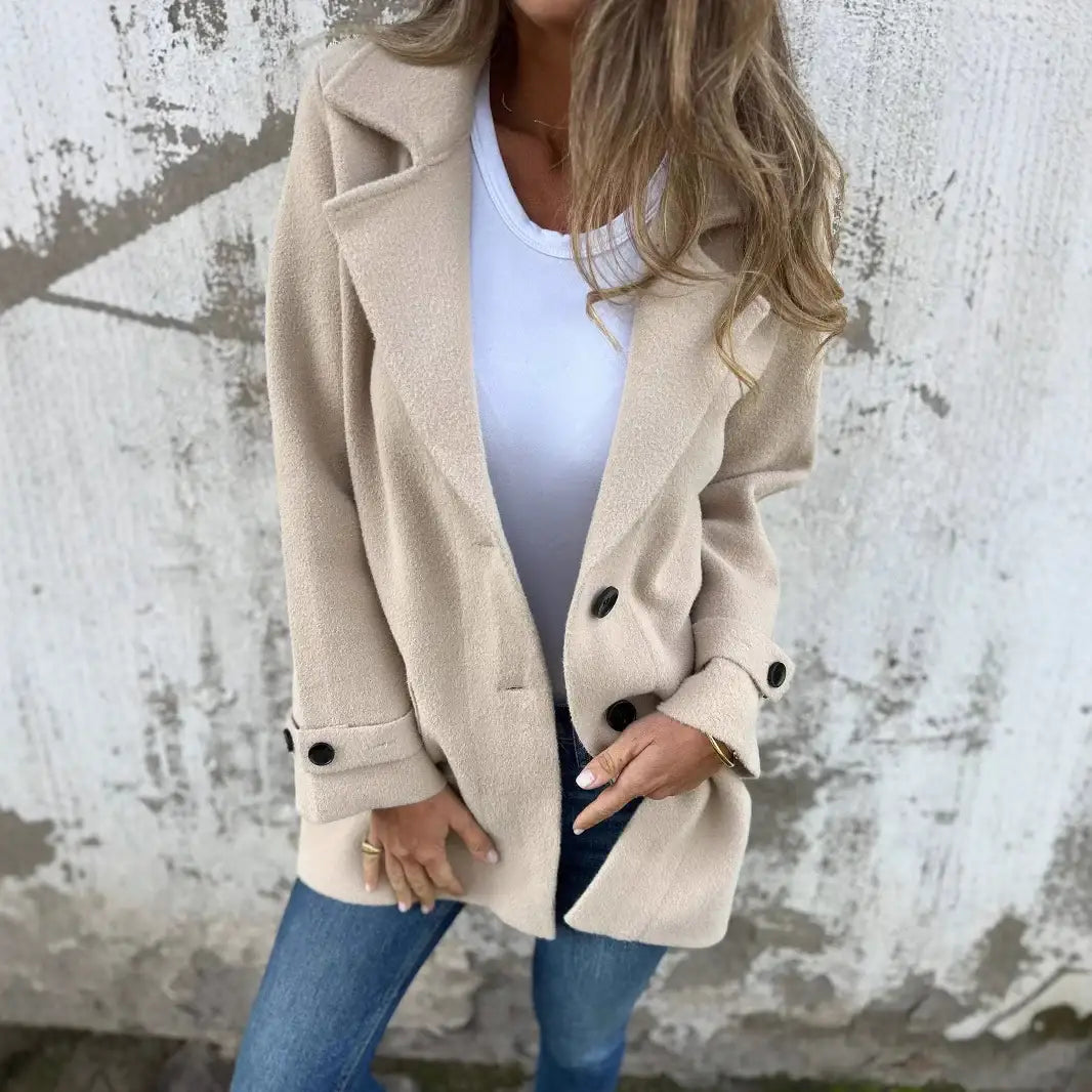 Beigefarbene Damenjacke mit Knöpfen und Jeans, elegant, für IsabellBoutique030.