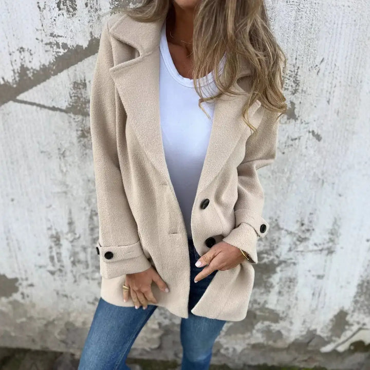 Beigefarbene Damenjacke mit Knöpfen und Jeans, elegant, für IsabellBoutique030.