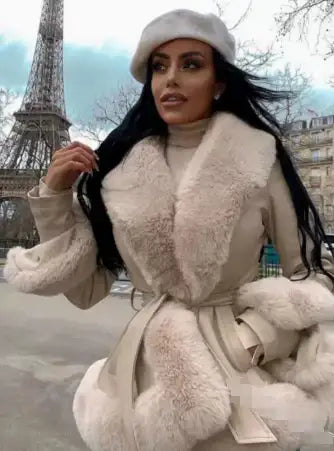 Beigefarbener Wintermantel mit Pelzbesatz, helle Baskenmütze vor dem Eiffelturm, IsabellBoutique030
