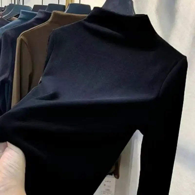 Schwarzes Damen Langarmshirt mit Stehkragen. Trendige Damenmode bei IsabellBoutique030.