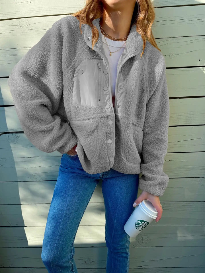 Graue Teddy Jacke mit Brusttasche, Jeans und Kaffeebecher, IsabellBoutique030