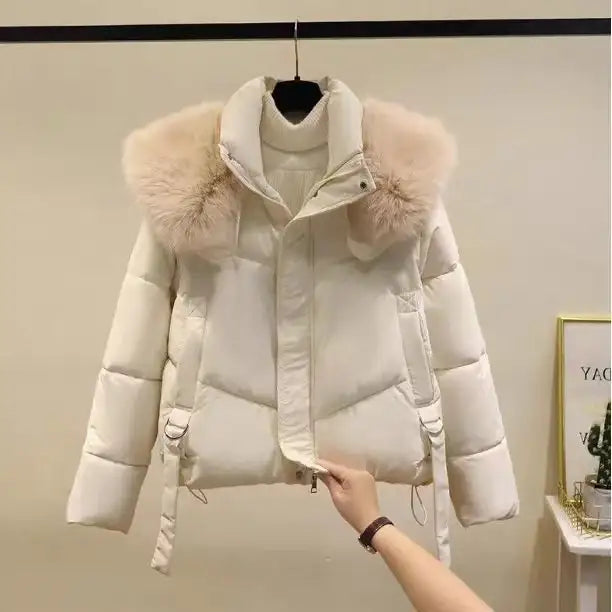Cremefarbene Daunenjacke mit Pelzkragen, Wintermode für Damen, IsabellBoutique030