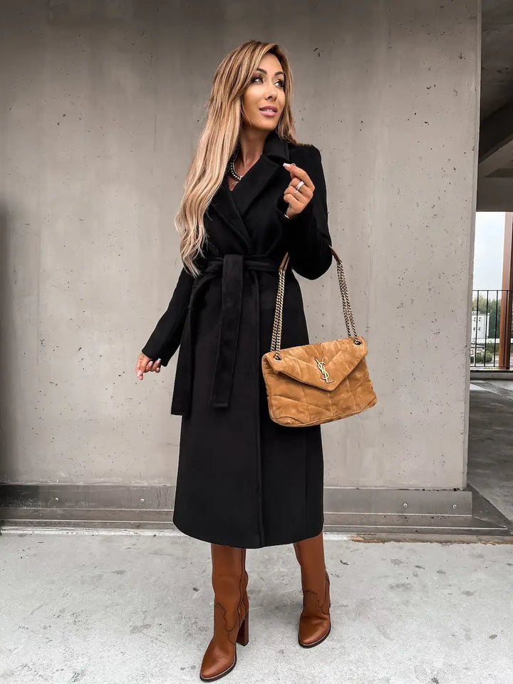 Schwarzer Mantel mit Bindegürtel, braune Stiefel, Umhängetasche. Damenmode bei IsabellBoutique030