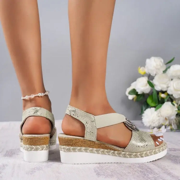 Sommerliche Damen Keilsandalen mit Hanfseil-Design und Peep-Toe - Damenmode online kaufen | Isabell Boutique